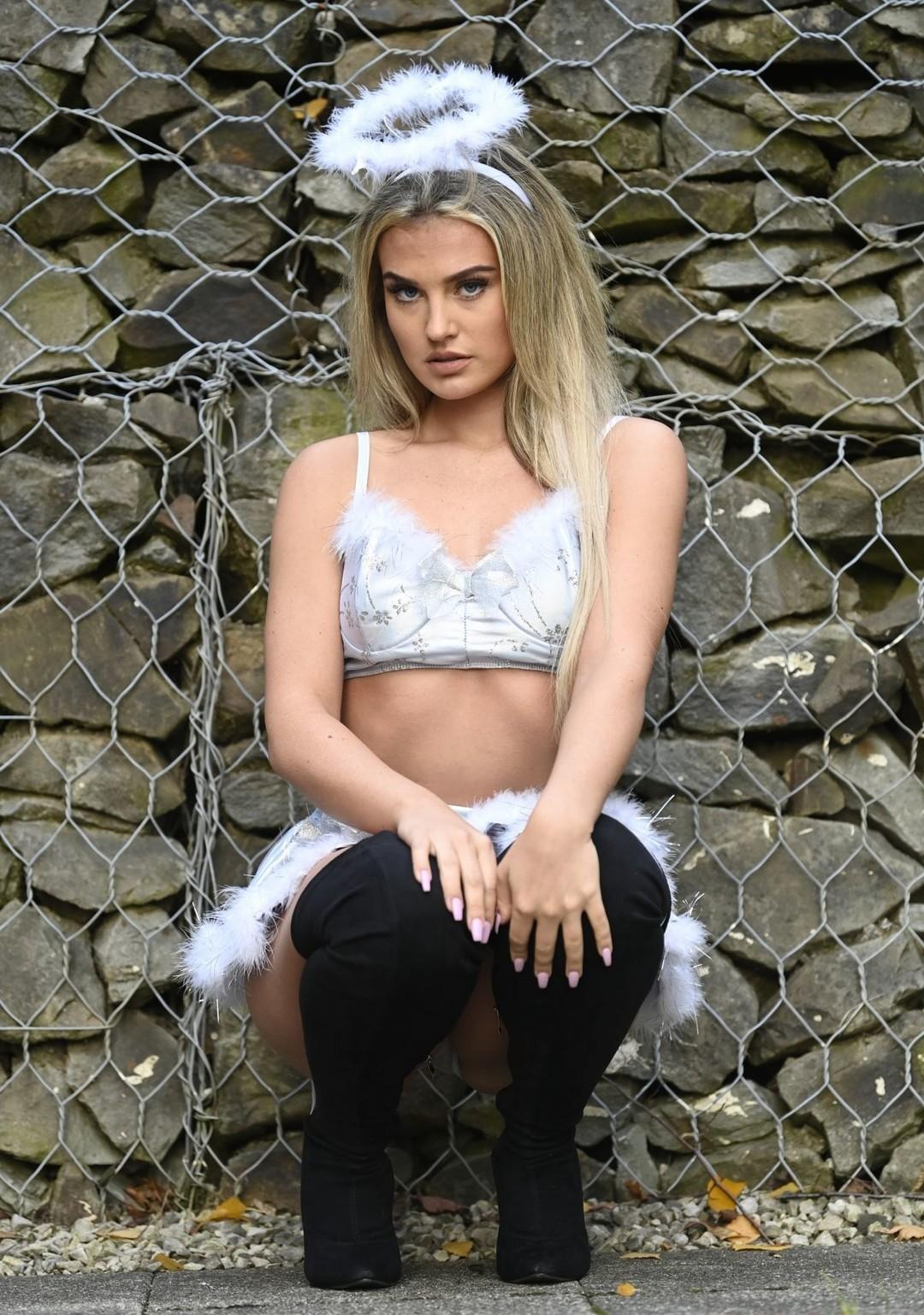 Photo full Amelia Bell